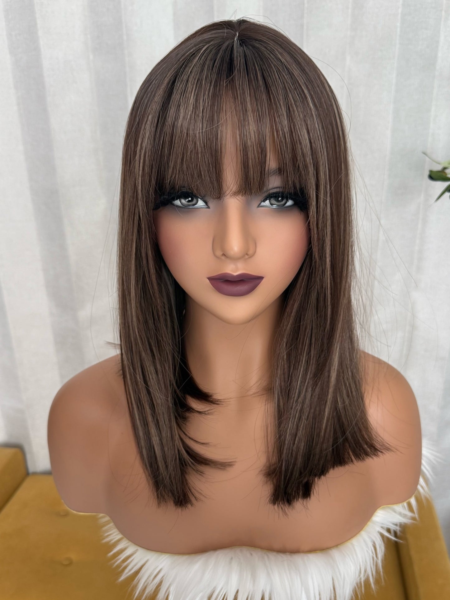 LISA T- CASTAÑO CON MECHAS