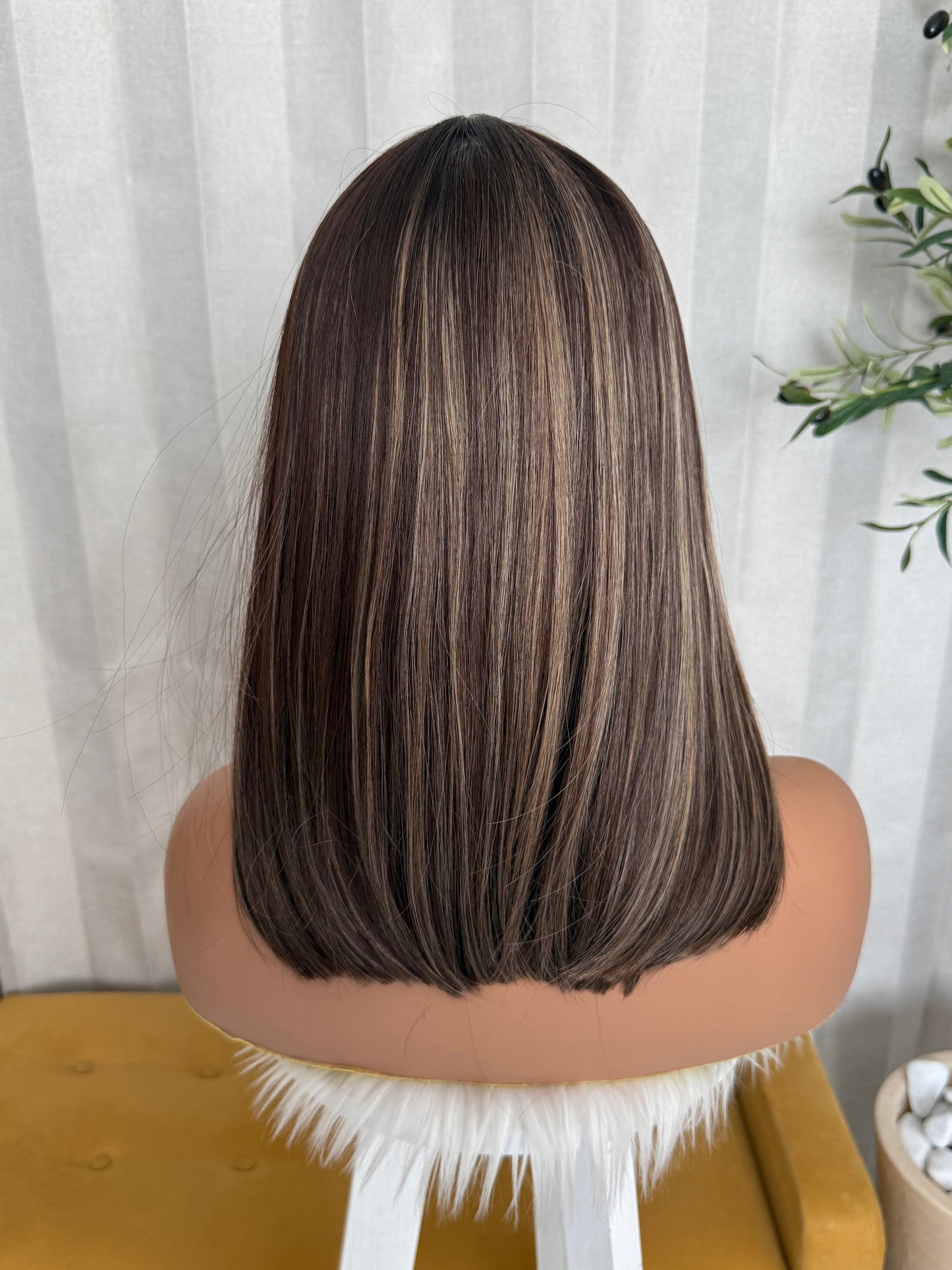 LISA T- CASTAÑO CON MECHAS