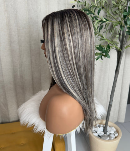 Vivian  Castaño Mechas Beige 20” Partido Libre Lace 13*6