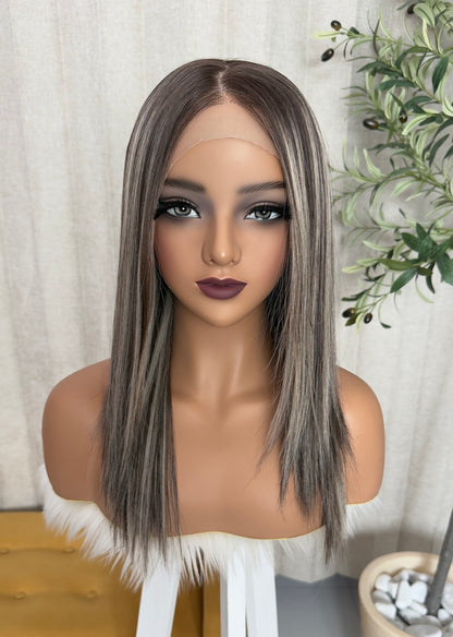 Vivian  Castaño Mechas Beige 20” Partido Libre Lace 13*6